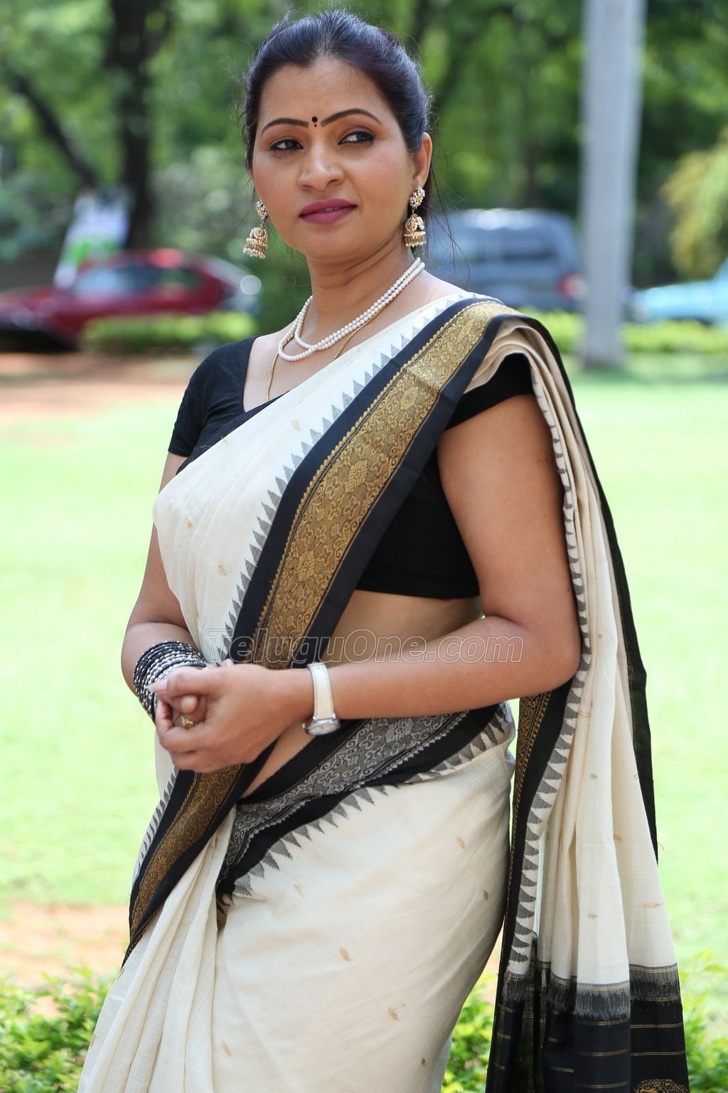 Latha_Chowdary_New_Stills6.jpg