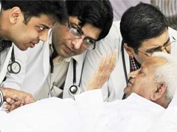 anna hazare health, anna hazare discharge date, anna hazare pune hospital, anna health condition, anna hazare sancheti hospital pune, anna discharge from hospital