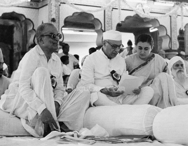 jawaharlalnehruwithindiragandhi.jpg