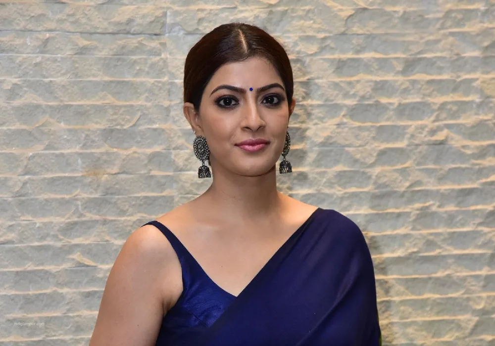 మొరిగే కుక్క కరవదు.. నేను కరుస్తా.. వరలక్ష్మి సంచలన పోస్ట్!