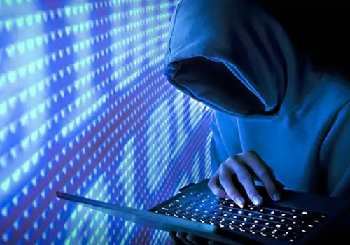 సైబర్‌ నేరగాళ్ల వలలో ప్రముఖ దర్శకుడి కుమారుడు.. 63 లక్షలు మాయం!