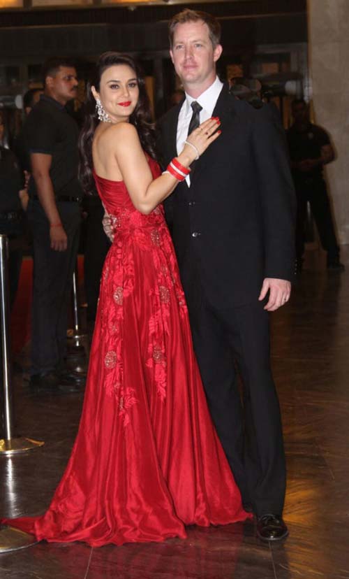 500px x 828px - Preity Zinta hosts lavish wedding reception!