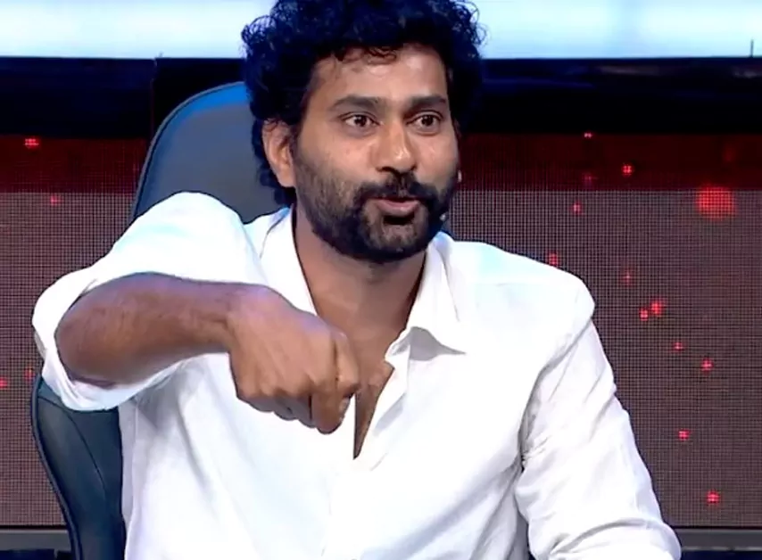 చీకటి గదిలో ఆ అమ్మాయి మీద చెయ్యేసి ..