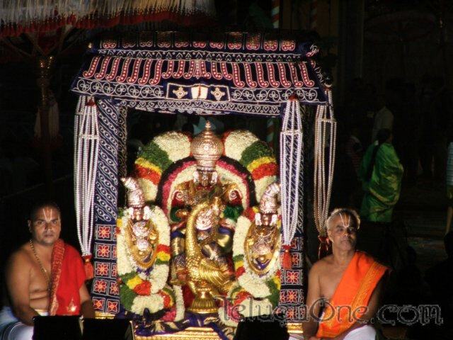 Single step Tirupati pandiri | Wedding backdrop decorations, Wedding stage  decorations, Wedding stage