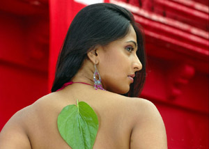 ANUSHKA, DRIVER GIFT, GIFTED CAR TO DRIVER, ANUSHKA GIFT TO DRIVER, ANUSHKA TEAM, ANUSHKA PERSONAL MAKE UP MAN, TAMIL INDUSTRY ANGRY ON ANUSHKA, TAMIL MAKEUP MEN ANGRY ON ANUSHKA