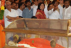 saibaba death, kadapa byelection campaign, baba death election campaign, kadapa election campaign baba, jagan mohan reddy puttaparthi, chandrababau naidu puttaparthi