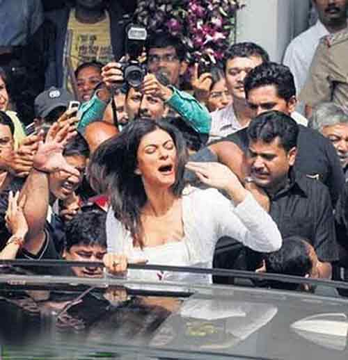 Actress mobbed, kantrina mobbed, samantha mobbed, kareena mobedb, priyanka chopra mobbed, Bipasha Basu mobbed, Mini Mary mobbed,  Sushmita Sen mobbed