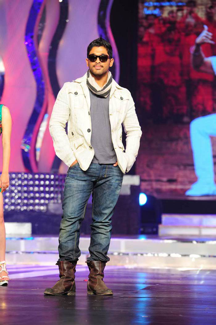 Allu Arjun Ramp walk, Allu Arjun CineMAA Awards, Allu Arjun 2011 Cinemaa awards, CineMAA Awards