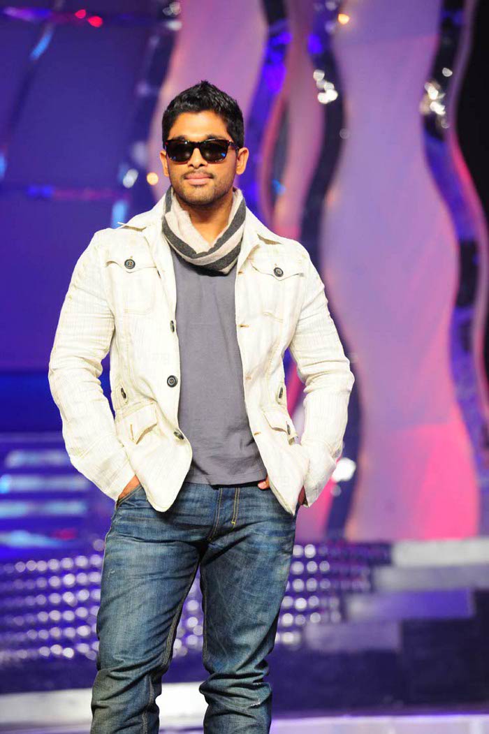 Allu Arjun Ramp walk, Allu Arjun CineMAA Awards, Allu Arjun 2011 Cinemaa awards, CineMAA Awards
