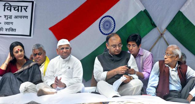 anna hazare token fast, anna one day fast jantar mantar, govt bends under anna pressure, anna protest lok pal bill, anna jan lok pal bill, anna ressure on government strong lok pal, lok pal bill opposition parties criticise 