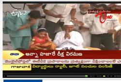 anna hazare, anna hazare hunger strike, anna hazare ends fast, anna hazare ends hunger strike, anna hazare fight against corruption, anna hazare lok pal bill, anna hazare peoples victory