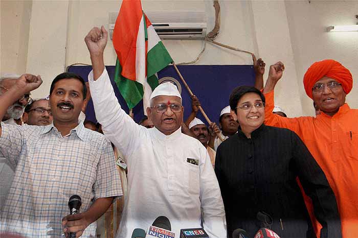 anna hazare team, kiran bedi privilege notice, shanthi bhushan privilege notice, arvind kejriwal i t notice, kiran bedi parliament notice, shanthi bhushan parliament notice, anna hazare team members parliament noticeindia against corruption activists 