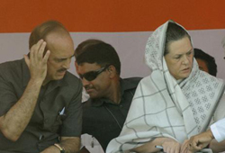 t issue azad meets sonia, azad sonia meeting t issue, telangana issue azad sonia meet, kiran kumar delhi t issue, t issue congress decision, t issue solution soon, gulam nabi azad report on telangana