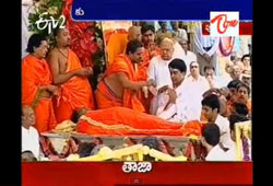 sathya sai baba last rites, sathya sai last rites live, saibaba last rites puttaparthi, sathya sai baba samadhi puttaparthi, saibaba samadhi puttaparthi