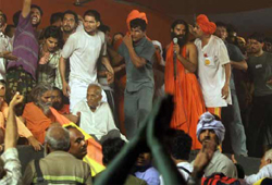 baba ramdev fast against corruption, ramdev baba sympathy wave, baba ramdev police crackdown, baba ramdev anna hazare, anna hazare civil activists team, anna hazare lok pal bill committee, ramdev anna hazare lokpal committee