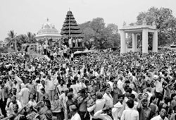 chadalavada raghunayaka temple, eagle visits temple, eagle celestial marriage, bhadrachalam srirama navami, seetharamula kalyanam, chadalavada kalyanam