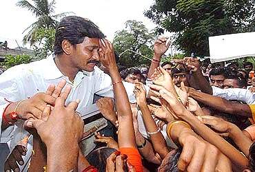 ys jagan mohan reddy nellore visit, jagan attends nellore marriage, jagan kakani govardhan reddy daughter marriage, jagan public support, nellore kakani daughter marriage jagan, jagan grand welcome nellore, ysr president jagan nellore marriage, jagan grand welcome nellore