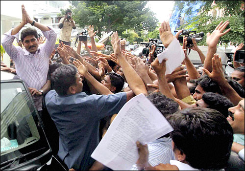 ysr congress president odarpu yatra, jagan odarpu yatra, jagan guntur dist odarpu yatra, jagan odarpu yatra guntur, jagan yatra ysr welfare schemes, jagan tdp congress nexus, jagan kiran kumar reddy govt 