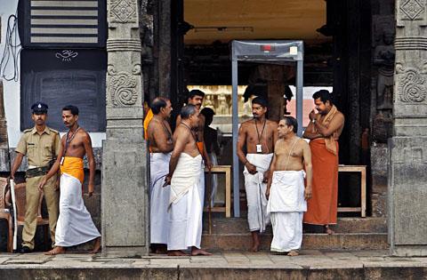 sri padmanabha temple, padmanabhaswamy temple treasure, thiruvananthapuram padmanabhaswamy temple, kerala temple treasure, temple treasure metal detectors, padmanabhaswamy temple treasure security   