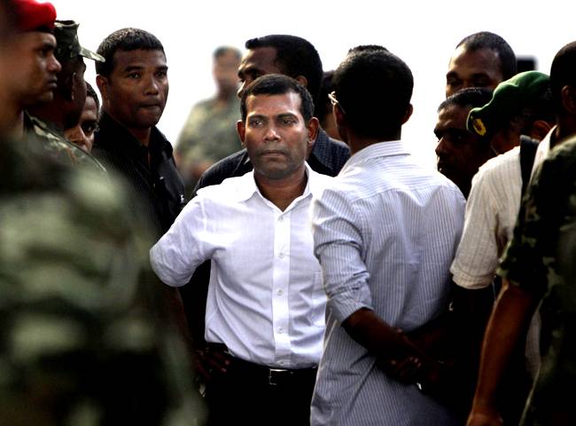 maldives president resigns, maldives president mohamed nasheer resigned, nasheer forced to resign, mutiny in maldives, maldives president police mutiny, maldives coup, police army clash maldives