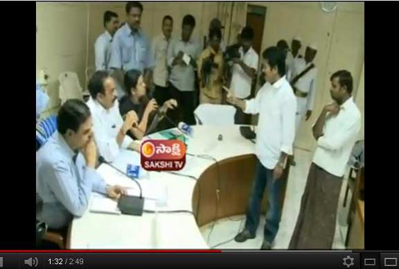 dk aruna revanth reddy wordy duel, mahboobnagar drc meeting 11-2-12, minister dk aruna revanth reddy, dk aruna revanth reddy drc meeting, wordy fight dk aruna revanth, revanth dk aruna fight