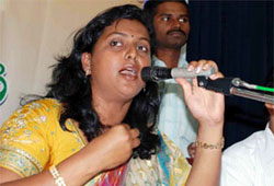 roja ysr congress, roja sonia gandhi, roja kadapa campaign sonia, roja accused sonia gandhi, roja jagan mohan reddy, roja kiran kumar reddy, roja s jaipal reddy