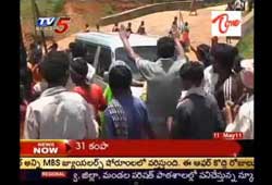 tribal women beat mla, tribals protest china clay mining, araku tribals beat mla, mla siveru soma beaten, tdp mla soma beaten, women beat tdp mla