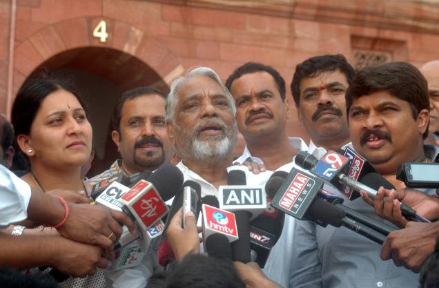 telangana congress mps, congress mps from telangana, telangana regional development council, t cong mps telangana council, telanagana council t cong mps, tcong mps meet sonia t council, t cong mps oppose t council
