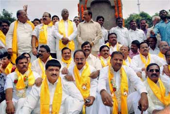 sakala janula samme, telangana tdp forum mlas resignations, 32 telangana tdp mlas resign, tdp mlas resign second time, tdp supremo chandrababu t issue, telangana tdp forum convenor e dayakar rao, sakala janula samme telangana tdp forum
