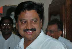 lagadapati rajagopal samineni udayabhanu, udayabhanu ysr congress party, congress chief whip samineni udayabhanu jagan, hdaybhanu joins jagan party, krishna district congress leaders join ysr congress, hudayabhanu ysr congress party krishna district convenor