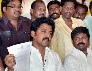chandrababu naidu junior ntr, naidu junior ntr cold war, jr ntr dammu movie, vallabhaneni vamsi jagan mohan reddy, vallabhaneni vamsi tdp notice, actor balakrishna vamsi showcause notice, kodali nani mla, vallabhaneni vamsi jagan meeting