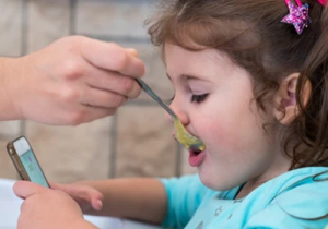 పిల్లలకు ఫోన్ చూపిస్తూ అన్నం పెడుతున్నారా? ఇది చదవాల్సిందే..